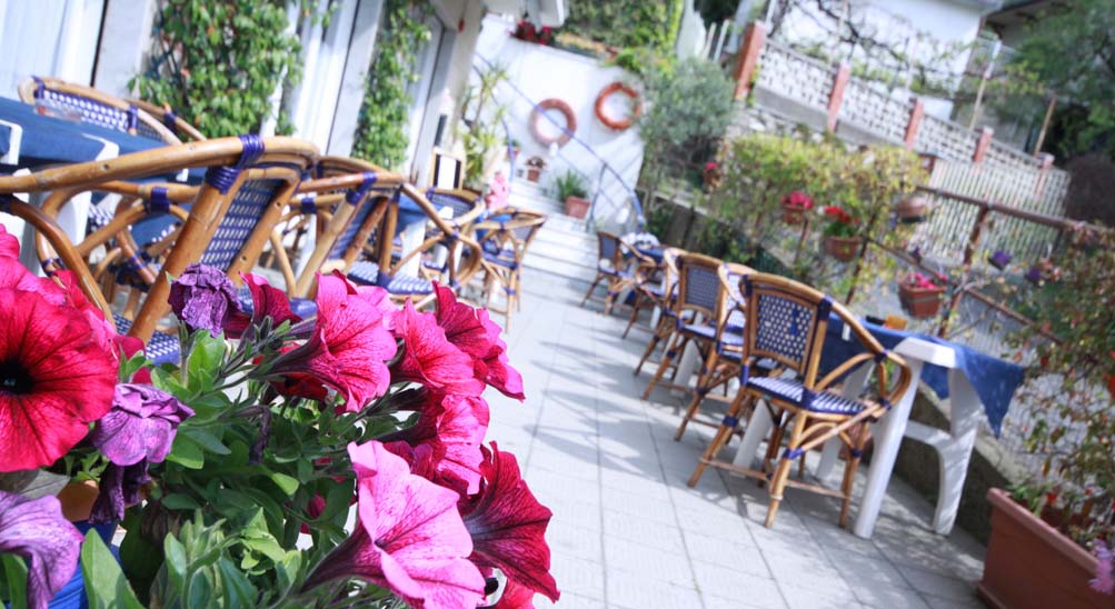ristorante con terrazza nell'Albergo Hotel Ristorante Eva la Romantica a Moneglia
